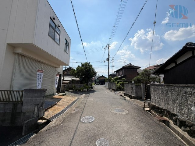 【前面道路含む現地写真】　■前面道路幅員：北側　約5.67～5.71m　車の駐車・すれ違いも比較的スムーズ◎