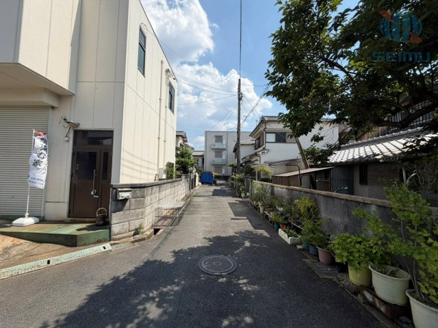 【前面道路含む現地写真】　■前面道路幅員：西側　約4.7m