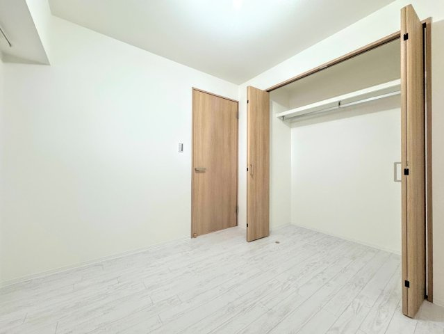 ◆気持ちの良い風が室内へ入り込む居室。家具を配置しても広々ご利用いただける快適空間。