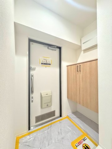 ◆トールサイズのシューズボックスは大容量収納が可能ですので、ご家族の靴をラクラクお片づけ♪カウンターは、季節の物を飾ったり、芳香剤を置くにも丁度いいスペース。あると便利な姿見付き。