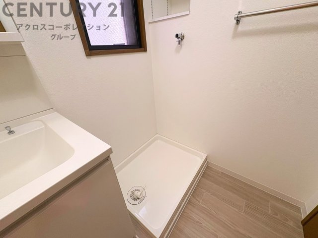 洗濯物の仕分け作業がしやすく、整理整頓が容易になります。洗濯音や湿気を他の部屋に持ち込まず、生活環境を快適に保ちます。上部を活用すれば収納スペースを確保でき洗剤や洗濯用品の整理もしやすくなります。