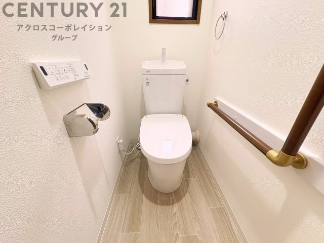 温水洗浄便座付トイレは温水洗浄機能により、暖かい水でおしりを洗浄することができ、冷たい水を使う従来の便座に比べ、温水洗浄機能で暖かいトイレを提供し、快適な使用を可能にします。