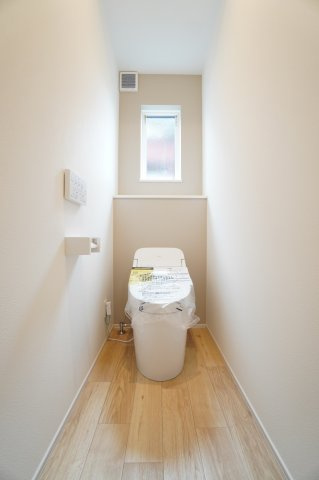 タンクレスタイプのトイレで見た目スッキリ♪清潔感もあります。