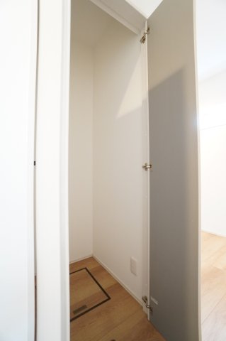 玄関収納は買ってきたストック用品の一時保管場所としても使っていただけます。