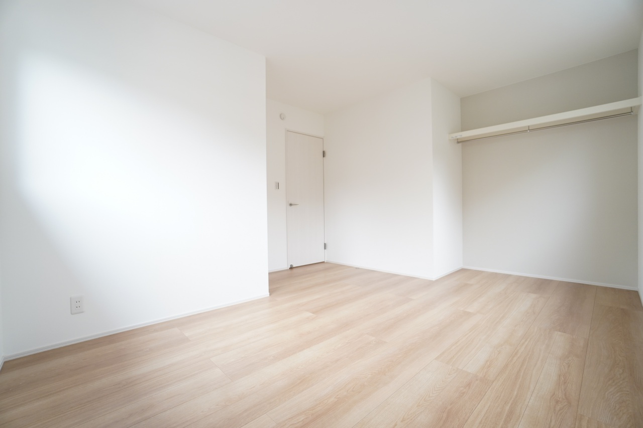 2階8帖洋室。オープンクローゼットは扉がない分、お部屋の広さを最大限に使用できます。