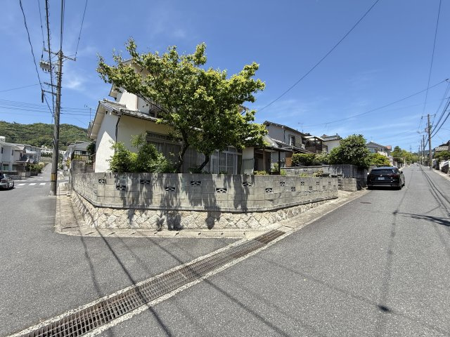 角地に位置しているため開放感と陽当たりの良さを感じられる住まい。道路との接道部分も広く風通しの良い立地が魅力。敷地を囲う塀や植栽が住まいに落ち着いた雰囲気を与えており、和風住宅らしい趣を感じられます。