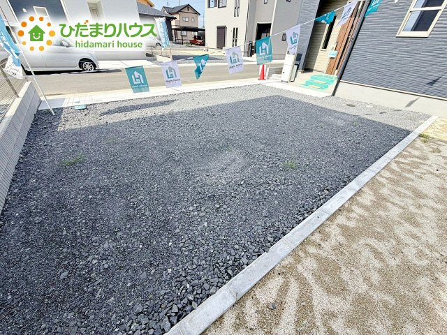 並列で車をスムーズに停められる広々としたカースペースを完備♪毎日の車の出し入れやお子様を連れてのお出かけも快適に行えます♪