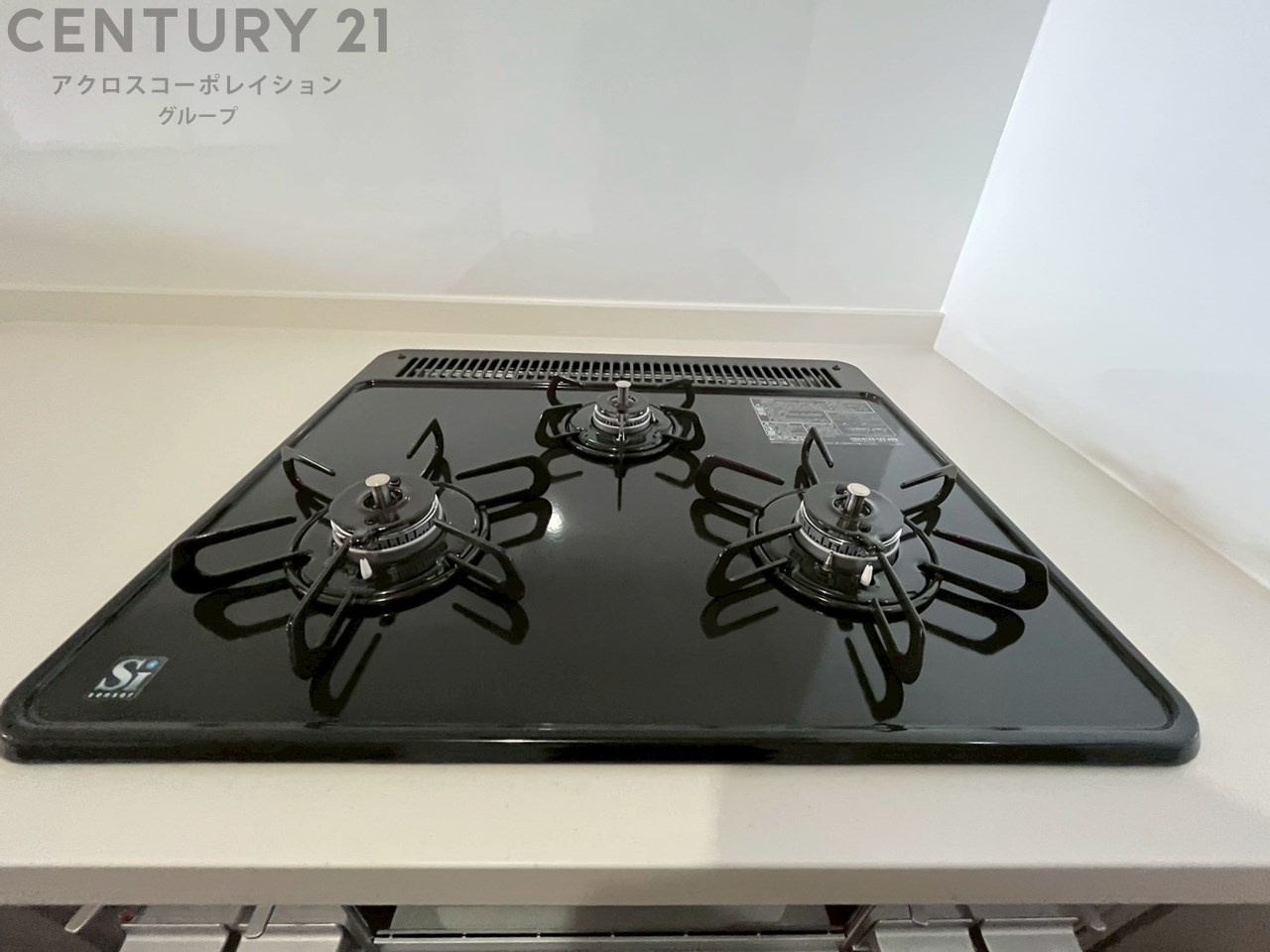 多数の調理器具を同時に使用でき、料理の効率化が可能。省エネで節約になり、様々な料理スタイルに適応できます。また、火力調整が独立しており、手入れや掃除もしやすく、今よりもっとお料理が楽しくなるかも。