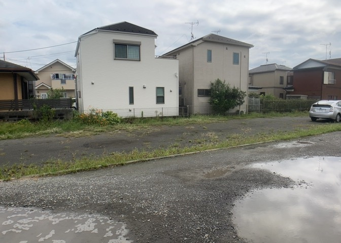 土地の形が極端に長細かったり、狭小地、あるいは道路との高低差がある傾斜地だった場合、後々売ろうとしても買い手がつかない場合もあります。後々、売却することになった時に価値の下がらない土地を選びましょう。