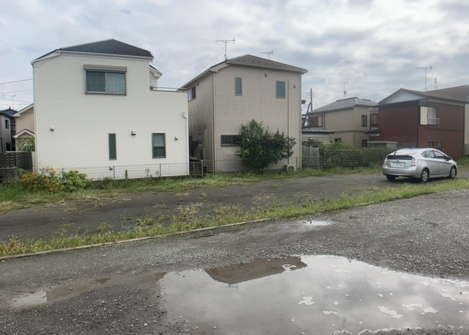 土地の面積＝住宅面積ではありません。建ぺい率の問題などで、土地のある場所によって住宅を建てられる面積は限られています。高さもしかり、「土地」という言葉の中には、建築条件も含まれると考えておきましょう。