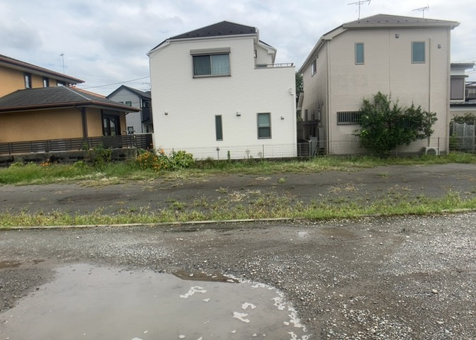 家を建てる場合、方位は要チェックです。現実的に日当たりのよい家ならばリビングは南側、建築基準法でも北側に当たる家への配慮は求められています。土地を見学に行く際は、方位磁針を持って行くようにしましょう。