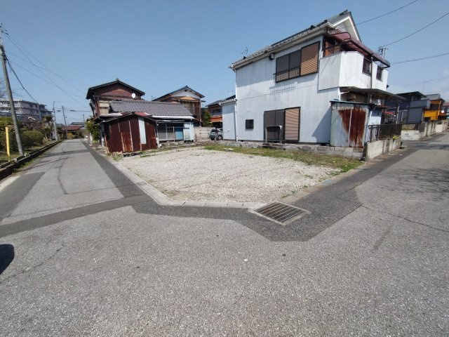 南西角地♪陽当たりと通風良好！建築条件ありません！お好きなプランで建築できます！！　約88？（約26坪）小さな店舗、事務所、自家用倉庫なども建築可能です。ご見学大歓迎です！お気軽にお問合せ下さい♪　