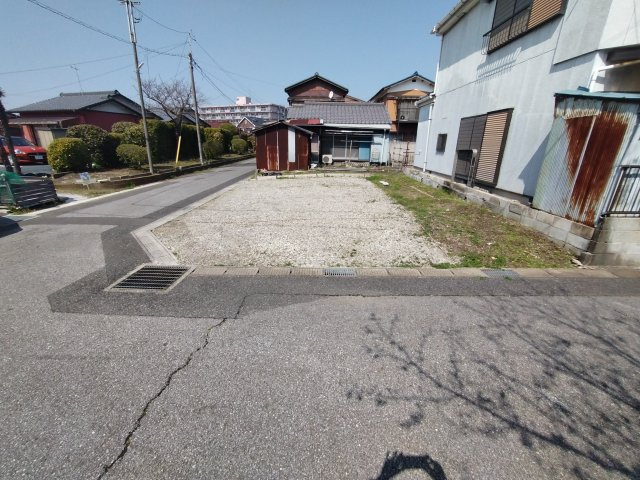 南西角地♪陽当たりと通風良好！建築条件ありません！お好きなプランで建築できます！！　約88？（約26坪）小さな店舗、事務所、自家用倉庫なども建築可能です。ご見学大歓迎です！お気軽にお問合せ下さい♪　
