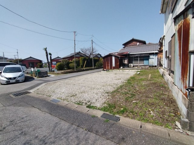 南西角地♪陽当たりと通風良好！建築条件ありません！お好きなプランで建築できます！！　約88？（約26坪）小さな店舗、事務所、自家用倉庫なども建築可能です。ご見学大歓迎です！お気軽にお問合せ下さい♪　