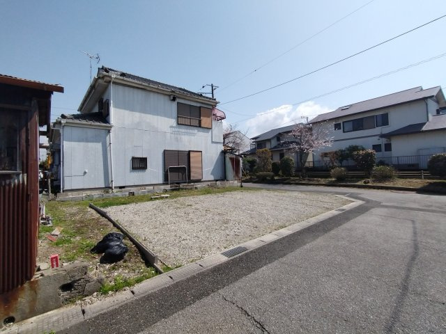 南西角地♪陽当たりと通風良好！建築条件ありません！お好きなプランで建築できます！！　約88？（約26坪）小さな店舗、事務所、自家用倉庫なども建築可能です。ご見学大歓迎です！お気軽にお問合せ下さい♪　