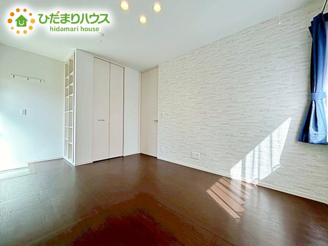 洗練された空間にやわらかい光が差し込み、お気に入りの家具や小物が映えます。