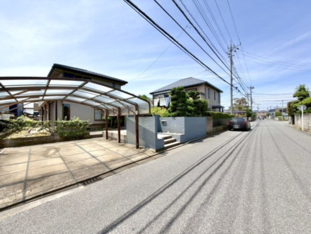 ■外観｜前面道路が広く見渡しが良いため、車の出入りやすれ違いもスムーズで日々の運転も安心して行えます♪