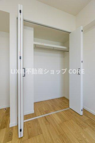 しっかりとした大きさのクローゼットを完備し、収納スペースも十分！　