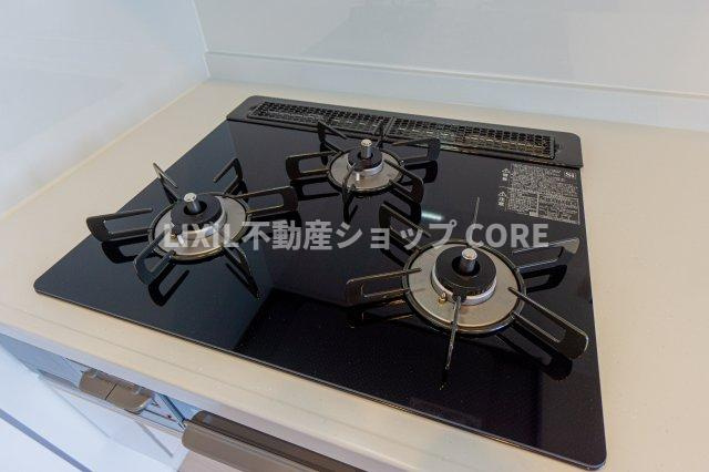 三口コンロで、お料理の効率もアップ！使い勝手の良さを考えました。お洒落なシステムキッチンです。　