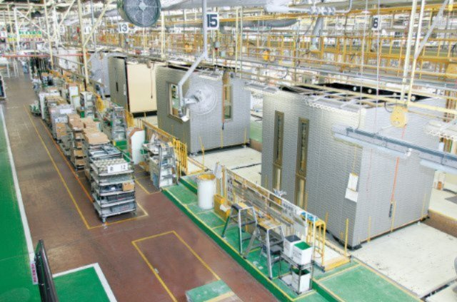 トヨタホームは、最高の品質をお届けするために、住まいの約85%を工場で作り込んでいます。