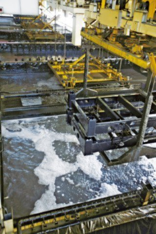 トヨタホームは、躯体となる鉄骨を塗料のプールに浸し、電気の力で隅々まで強固に密着させることで、長期間にわたり住まいの構造体をサビから強力に守ります。