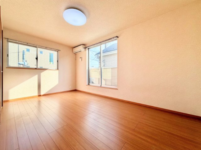 明るい陽射しが差し込む洋室。大きな窓から光が入り、開放感たっぷりの心地よい空間です。