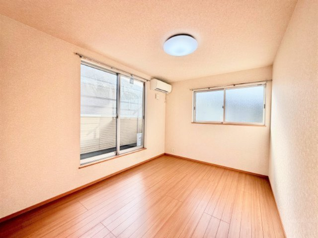 2面採光で風通し良好な洋室。バルコニーにも面しており、毎日の暮らしが快適に過ごせます。