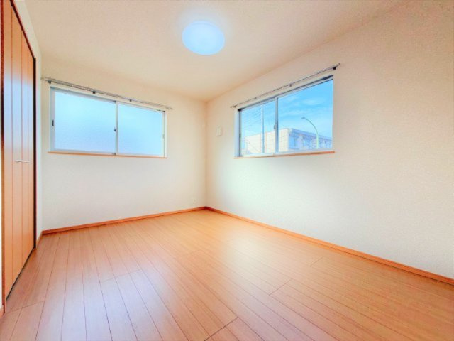 シンプルで使いやすい洋室。家具配置もしやすく、ご家族それぞれのプライベート空間に最適です。