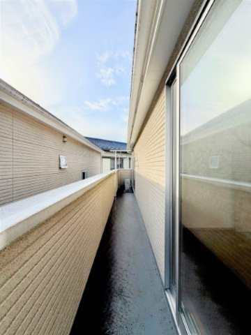 陽当たり良好のバルコニー。洗濯物もよく乾き、外の空気を感じながらリフレッシュできます。