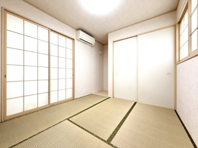 落ち着いた雰囲気の和室。畳の香りに癒される、くつろぎのひとときをお過ごしいただけます。