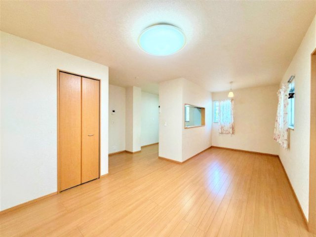 広々としたリビングダイニング。ご家族でゆったり過ごせる、明るく開放的な空間です。