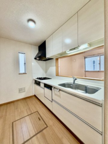 食洗器付きで使い勝手の良いキッチン。対面式でご家族との会話を楽しみながらお料理ができます。