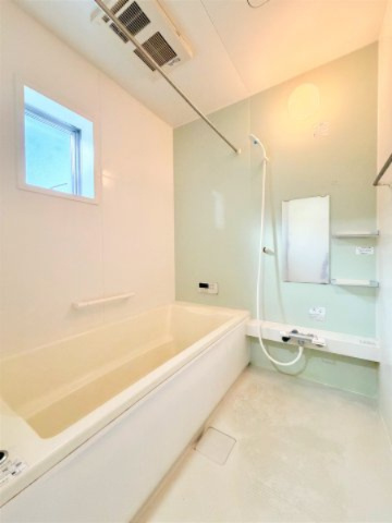 清潔感のある浴室。窓付きで換気もしやすく、ゆったりと一日の疲れを癒せます。