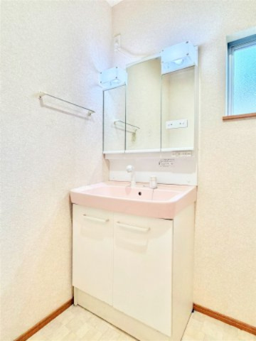 使いやすい洗面スペース。収納付きで、毎日の身支度もすっきり快適に行えます。