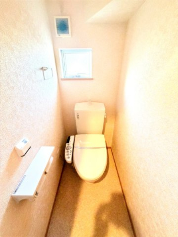 シンプルで清潔感のあるトイレ。小窓付きで換気もしやすく、快適にお使いいただけます。