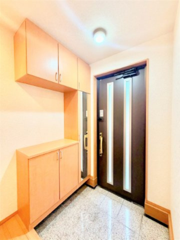 収納豊富な玄関スペース。すっきり片付くため、気持ちよくご家族やお客様をお迎えできます。