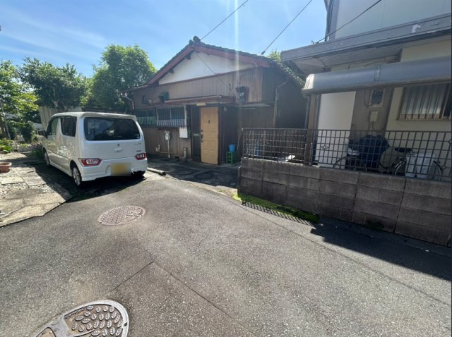 現地に行くなら、物件の周囲の地形がどうなっているかを見ることも大切です。周辺より低くなっている土地では、大雨などで水が集まりやすいため、地盤が弱くなっているということも考えられるため、注意が必要です。