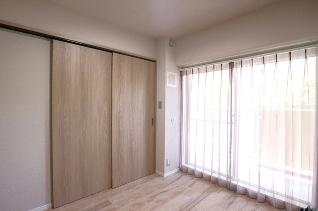 【洋室3：約6.0帖】バルコニーに面したお部屋です☆