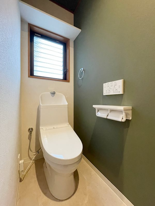 2Fトイレ　窓があり換気良好です。