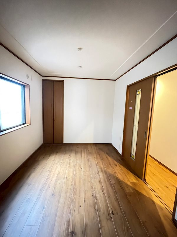 1階洋室（中央）、南側の洋室とつなげて利用すれば大空間として利用も可能。