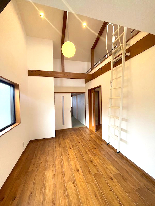 上部吹き抜けのリビング、南面上部に窓がありリビングの隅々まで明るい作りです。