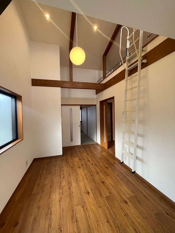 ロフトがある広々リビングのお家に住んでみませんか？外壁塗装・内部設備等取替済み！鍵は夙川店にございます