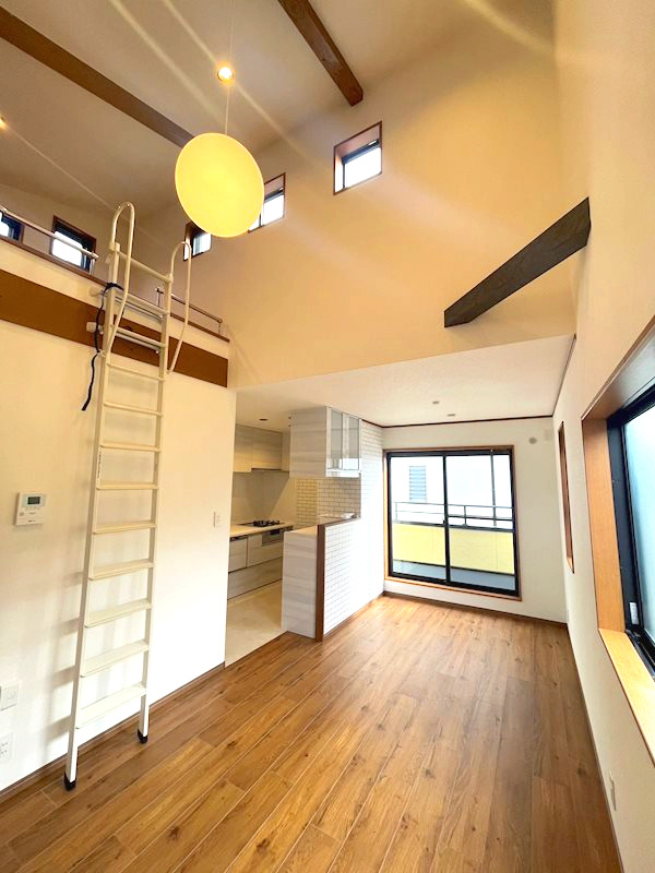 上部吹き抜けのリビングです。階段室上のロフトは収納力があります。