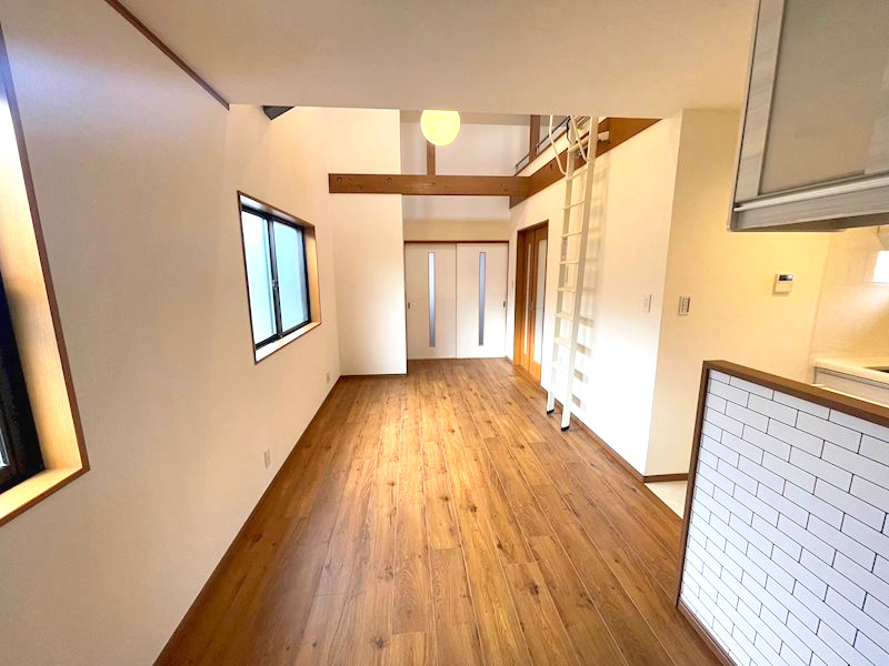 南側と西側に窓があり明るいお部屋です。吹き抜け天井に梁型がありおシャレな造りになっています。