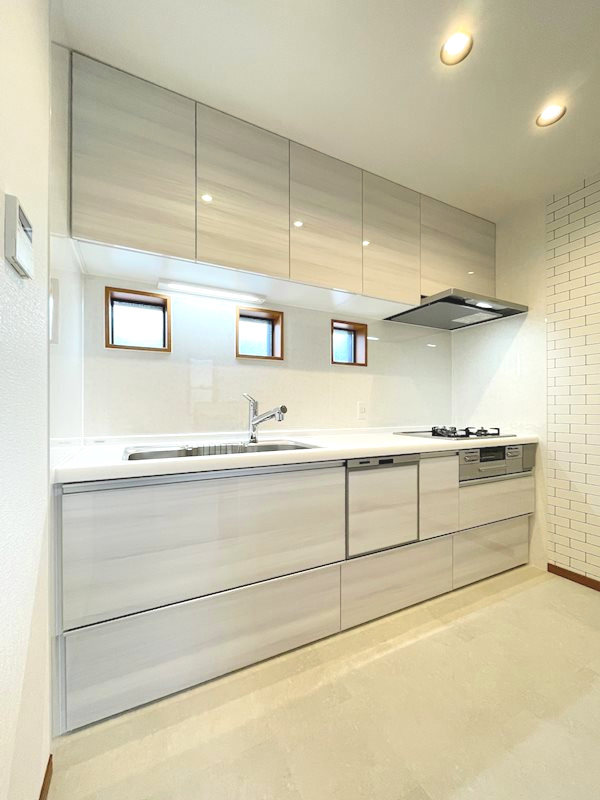 東面に明かり窓があるキッチンです。