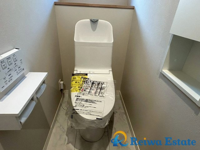 トイレットペーパーなど保管に便利な収納スペースを完備！