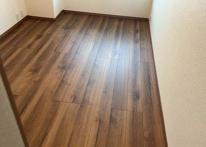 寝室でゆっくりと過ごすためにはベッド周りの適度な空間を担保することや窓の位置、照明の明るさ、寝室の広さなどを考える必要があります。自身や家族の構成とライフスタイルに併せて寝室にする部屋を選びましょう！