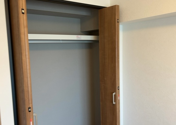 デザイン性を重視しすぎて収納が少なかった！なんてことにならないため、事前に現地で収納の数を確認しておくことをお勧めします。クローゼット以外にも床下収納や屋根裏収納、パントリーなどもチェックしましょう。