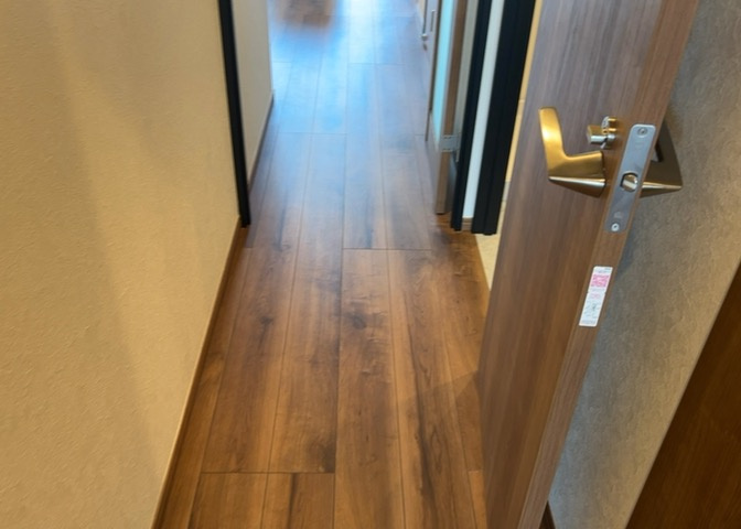 内装はとにかくおしゃれなものがいい！と選ぶ前に、まず住んだ後のことを想像してみましょう。住んでみたらコンセントの位置が悪くて使いにくいなど出てきます。事前にどの家電をどこに置くか想定しておきましょう。