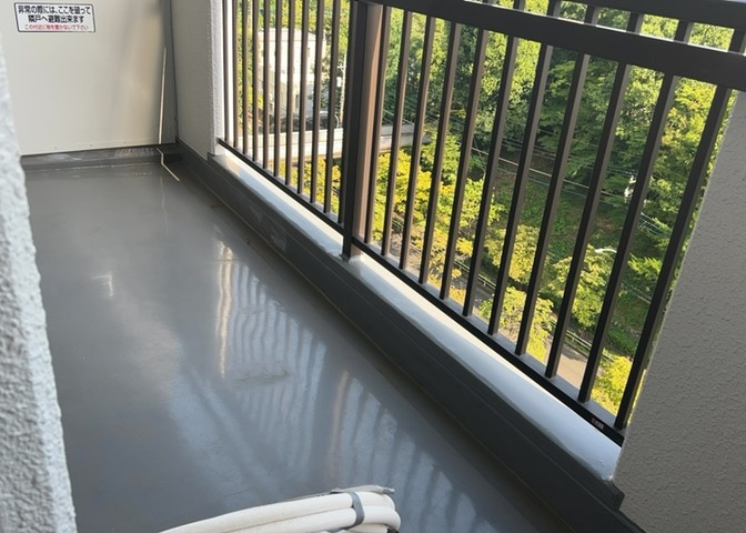 バルコニーは、室外の専用スペースのうち、「屋根がなく開放された空間」であるものを指します。ベランダより広いタイプのものが多く、日当たりもよいため家庭菜園などを楽しみたい人にとって適した環境となります。